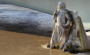 8,62 mètres d'eau au pont d'Austerlitz, à Paris c'est la Bérézina: les stations de métro ferment une à une, 900.000 personnes se retrouvent sans électricité, et 10.000 soldats sont mobilisés en urgence pour lutter contre l'inondation.