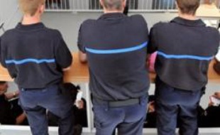 La garde des Sceaux Rachida Dati a annoncé jeudi aux syndicats pénitentiaires qu'elle recevait, la création de 177 nouveaux postes de surveillants de prison cette année, a-t-on appris auprès de la Chancellerie.