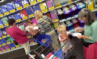 Temps fort de la consommation, la rentrée des classes attise en ce moment une guerre des prix dans la grande distribution, chaque enseigne s'efforçant d'apparaître auprès du grand public comme la moins chère.