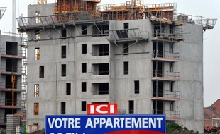Mauvaise nouvelle pour le nouveau gouvernement: la crise du logement neuf s'aggrave avec une chute des ventes et un plongeon des mises en chantier, sans perspective d'amélioration à brève échéance au regard du nombre également en repli des permis de construire accordés.