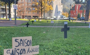 A Lourdes, les saisonniers ont planté des croix pour symboliser leur enterrement.