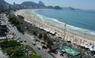 Colonne de manifestants brésiliens exigeant la démission de la présidente de gauche Dilma Rousseff, le 16 août 2015 sur le front de mer de Copacabana, à Rio de Janeiro