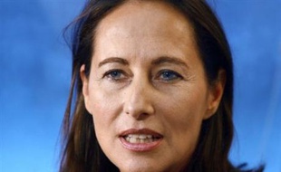 Ségolène Royal (PS) a réclamé vendredi à Nicolas Sarkozy "une loi très efficace pour mettre fin au surendettement" et "aux abus des banques".