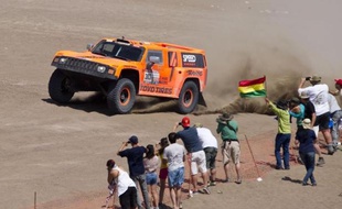 L'Américain Robby Gordon a été mis hors course, mercredi à Arica (nord du Chili), du 33e rallye-raid Dakar par le Collège des commissaires, pour non conformité technique du moteur de son Hummer N.303, indique un communiqué des commissaires.