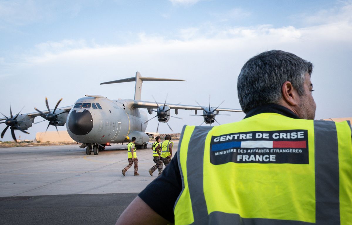 Un aereo con a bordo 245 sfollati atterra a Parigi