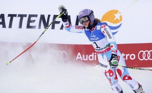 La Française Tessa Worley a dominé la première manche du slalom géant des Mondiaux de ski alpin, en 1 min 04 sec 90/100e, reléguant les Autrichiennes Kathrin Zettel et Anna Fenninger à 52 et 85/100e, jeudi matin à Schladming.