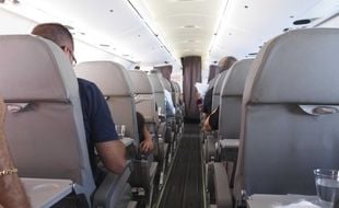 Illustration de passagers d'un avion.