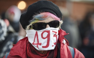 Un manifestant contre l'usage du "49.3 " pour la réforme des retraites