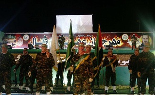 Des militants du Hamas, debout sur un drapeau d'Israël, pendant un rassemblement à la mémoire de Mahmoud al-Mabhouh, dans le nord de la bande de Gaza, le 17 février 2010.