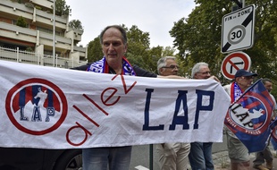 Des supporters du club de Luzenac, le 26 août 2014 devant le tribunal administratif de Toulouse.