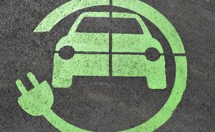 Un logo de recharge de voiture électrique.