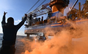 Plusieurs dizaines de bateaux de pêche ont encerclé pendant une heure le navire chargé de la construction du parc éolien en mer.