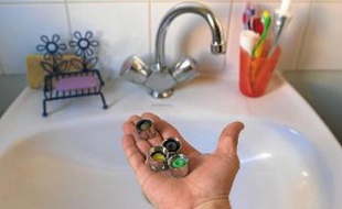Grâce à des bouchons spéciaux, la consommation d'eau peut être réduite.
