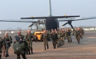 Les rebelles centrafricains, en position de force, ont demandé dimanche le départ du président François Bozizé et n'excluent plus d'entrer dans Bangui sous tension, où Paris a envoyé de nouveaux renforts.