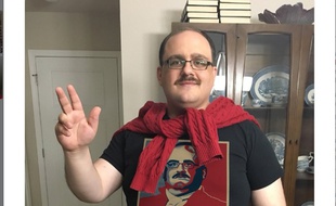 Ken Bone et son pull rouge sur les épaules
