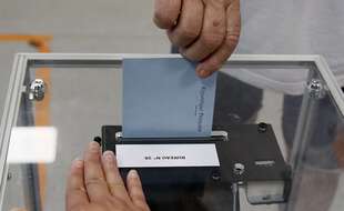 Un électeur vote.