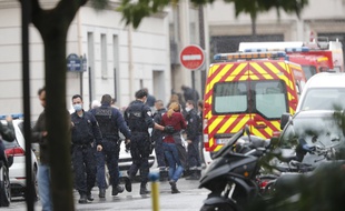 Intervention des forces de police après l'attaque au couteau dans le 11e arrondissement de Paris, le 25 septembre 2020.
