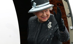 La reine Elizabeth II embarque dans un avion à l'aéroport militaire de Celle, en Basse-Saxe, le 26 juin 2015