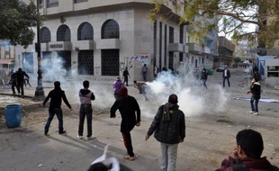 Au milieu des gaz lacrymogènes, les yeux rouges et le nez couvert par un masque, ils brandissent le poing contre les policiers positionnés à quelques mètres de là. Vendredi, les violences ont repris au Caire entre manifestants et forces de l'ordre autour du ministère de l'Intérieur.