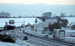 Les routes et autoroutes de l'Est de la France seront désormais déneigées en priorité sur les voies de droite pour plus d'efficacité, selon la direction interdépartementale des routes Est (DIR Est), mais les syndicats dénoncent un souci d'économies.