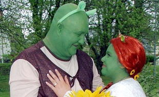 Un couple déguisé en Shrek et Fiona se marient au Pays de Galles le 9 mai 2010.