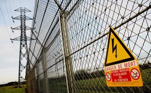 Pylones électriques et lignes à très haute tension dans la Sarthe.