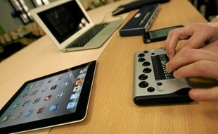 Ce mini-clavier traduit en Braille les informations affichées par cette tablette numérique.