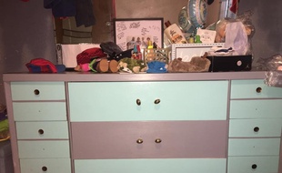 La toile s'interroge (encore) sur la couleur de cette commode.