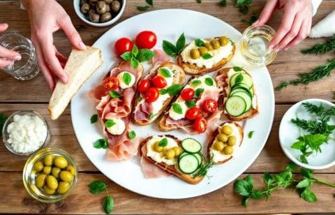 Apéritif convivial et sans stress : nos recettes rapides à préparer avec les ingrédients du frigo