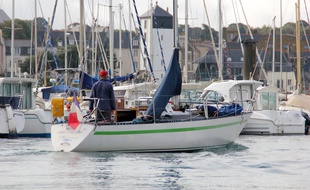 Illustration d'un bateau regagnant le port à Saint-Malo.