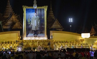 Un portrait géant du roi décédé a été dévoilé pendant une cérémonie à la bougie, le 5 décembre au soir à Bangkok (Thaïlande).