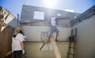 Une ONG aide à la reconstruction d'une maison à Saint-Martin, en février.