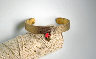 Les bijoux, comme ce bracelet, sont les articles les plus vendus sur le site.