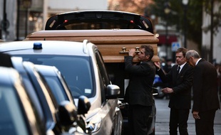 Le cercueil de Charles Aznavour arrive à la cathédrale arménienne Saint-Jean-Baptiste, près des Champs-Elysées à Paris, le 6 octobre 2018.