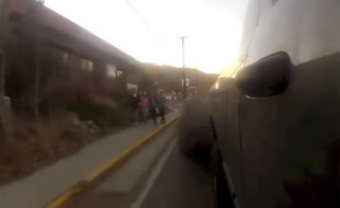 Capture d'écran d'une vidéo YouTube montrant un conducteur de pick-up pratiquant le «coal rolling».