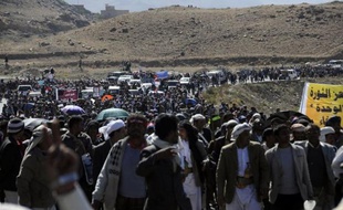 Treize manifestants ont été dans l'attaque lancée samedi à Sanaa par des forces de sécurité et des partisans armés du président yéménite Ali Abdallah Saleh, selon un nouveau bilan obtenu dimanche de sources médicales.