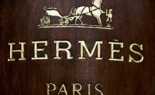 Le nom d'Hermès inscrit sur la facade d'un magasin à Paris, le 26 décembre 2012