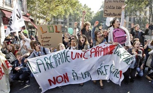 Les lycéens ont défilé sous les mêmes banderoles que les étudiants lyonnais.