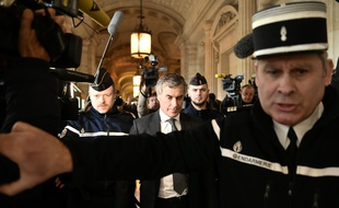 Jérôme Cahuzac tente de sortir du tribunal de Paris qui l'a condamné à trois ans de prison ferme pour «fraude fiscale».