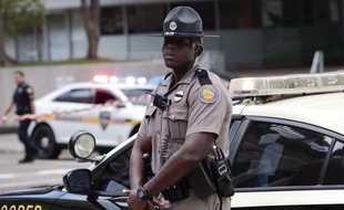 Un policier sur les lieux de la tuerie à Jacksonville (Floride), le 26 août 2018.