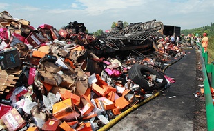 Les secouristes sur le lieu de l'accident qui a fait au moins 38 morts dans la province chinoise du Hunan, le 19 juillet 2014.