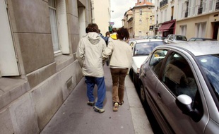 Des adolescents autistes quittent l'institut médico-éducatif (IME) "Notre Ecole", le 21 mai 2003 à Paris, accompagnés par des éducateurs