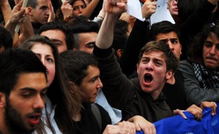 Plusieurs centaines de lycéens chypriotes inquiets pour leur avenir se sont rassemblés mardi matin devant le Parlement à Nicosie en brandissant des panneaux "Troïka out of Cyprus" avant de se diriger vers le palais présidentiel.