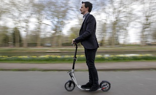 Frédéric complète ses trajets en transports en commun avec sa trottinette.