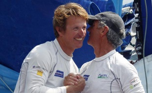 Jean-Pierre Dick et Loïck Peyron à l'arrivée de la Barcelona World Race, le 4 avril 2011.
