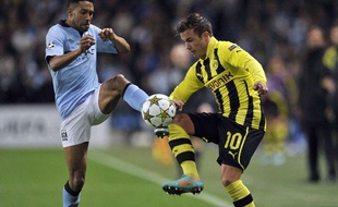 Mario Götze au duel avec Gaël Clichy (en bleu), le 3 octobre 2012
