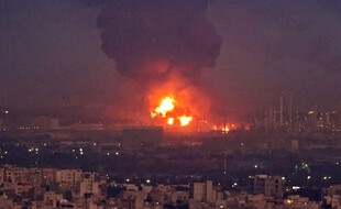 Un incendie s'est déclaré dans une raffinerie de Téhéran, le 2 juin 2021.