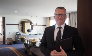 Le responsable majordome du Majestic, ici dans la suite Riviera de 180 m2
