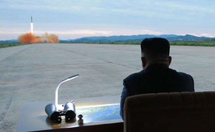 Kim Jong-un assiste au tir d'un missile près de Pyongyang, le 29 août 2017.
