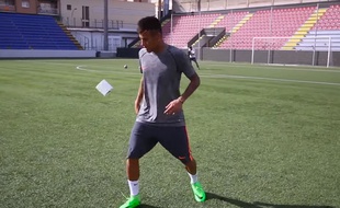 Neymar jongle avec du papier toilette.